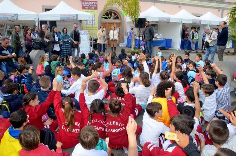 La alcaldesa Carmen Hernández inauguró a las 11.00 horas la cita con la literatura (Foto TA)